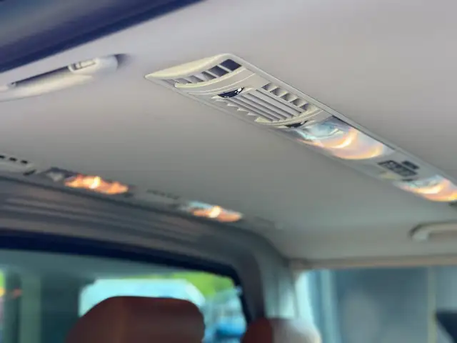 Volkswagen Caravelle view 10