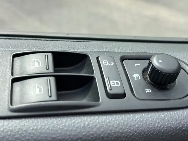 Volkswagen Caravelle view 16