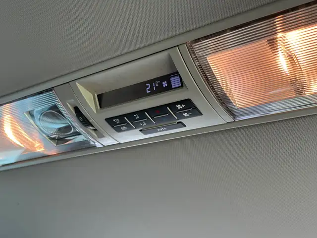 Volkswagen Caravelle view 9