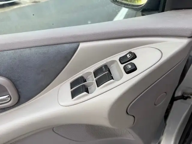 Nissan Almera Tino view 13
