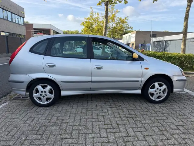 Nissan Almera Tino view 14