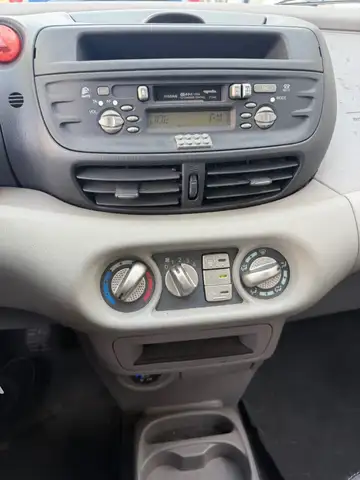 Nissan Almera Tino view 3