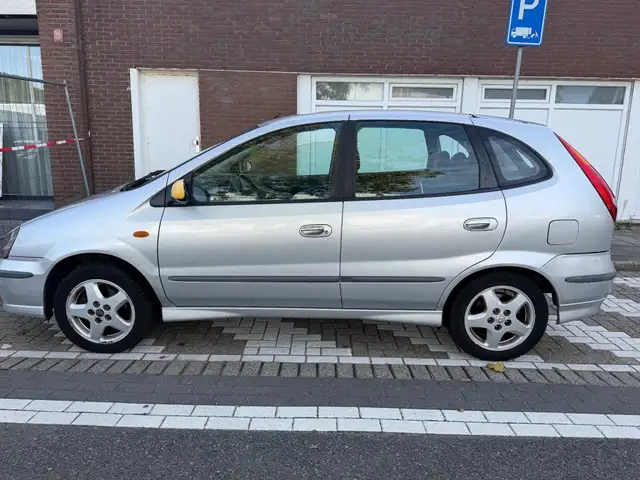 Nissan Almera Tino view 15