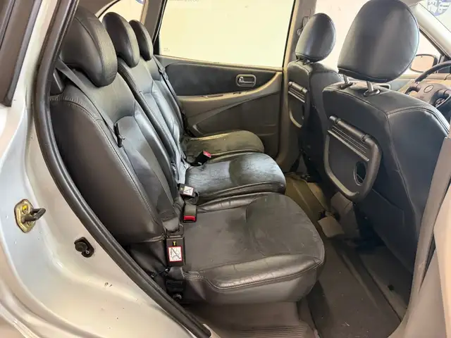 Nissan Almera Tino view 11