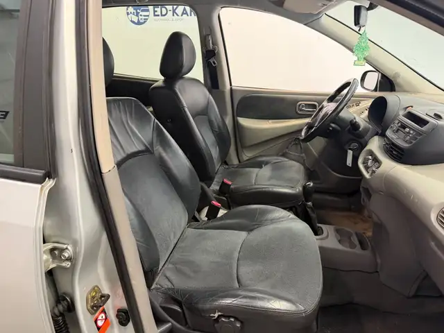 Nissan Almera Tino view 9