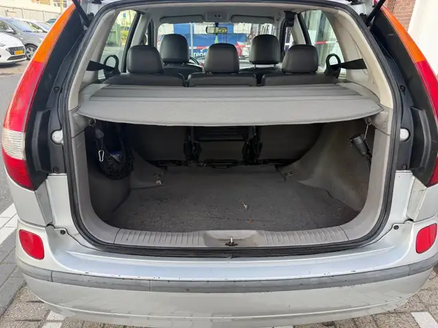 Nissan Almera Tino view 16