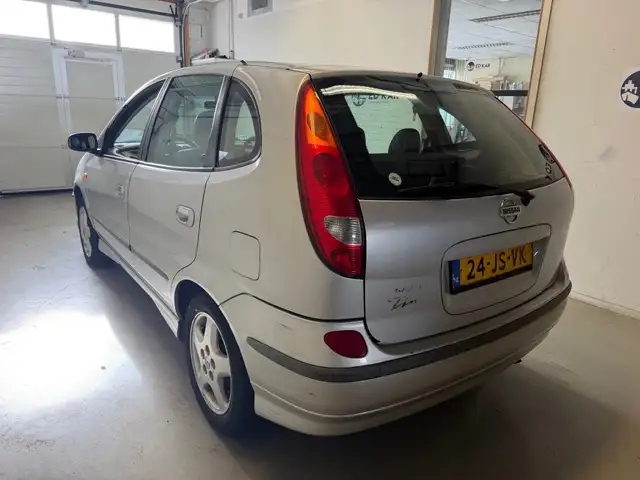 Nissan Almera Tino view 19