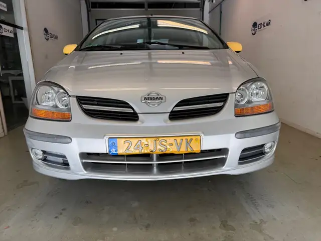 Nissan Almera Tino view 4