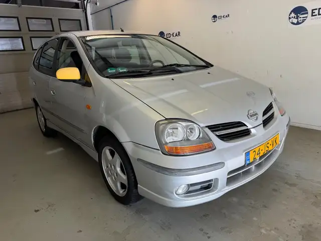 Nissan Almera Tino view 5