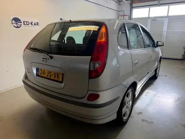 Nissan Almera Tino view 7