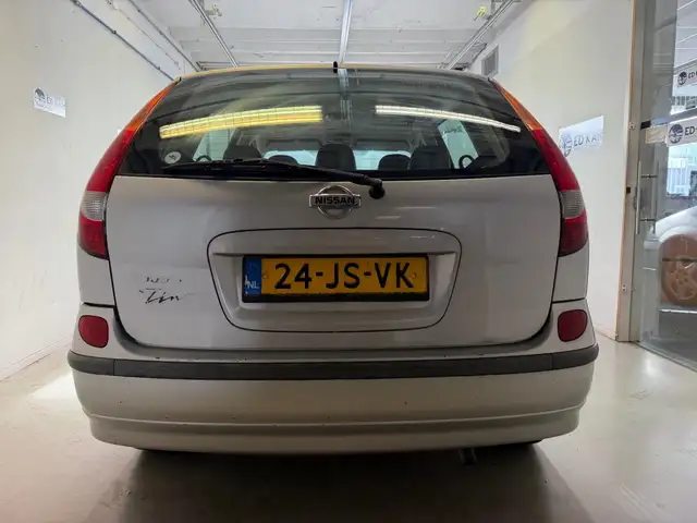 Nissan Almera Tino view 6