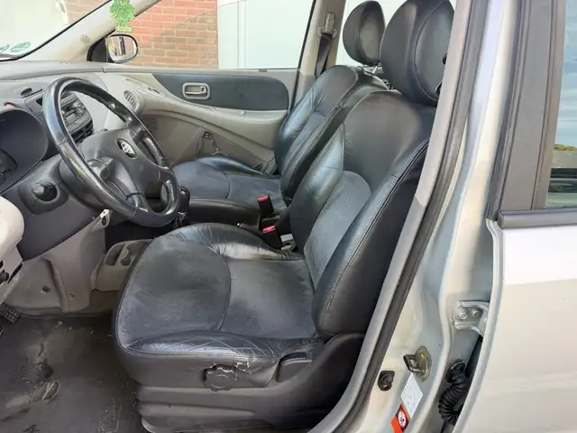 Nissan Almera Tino view 10
