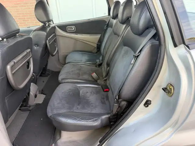 Nissan Almera Tino view 12