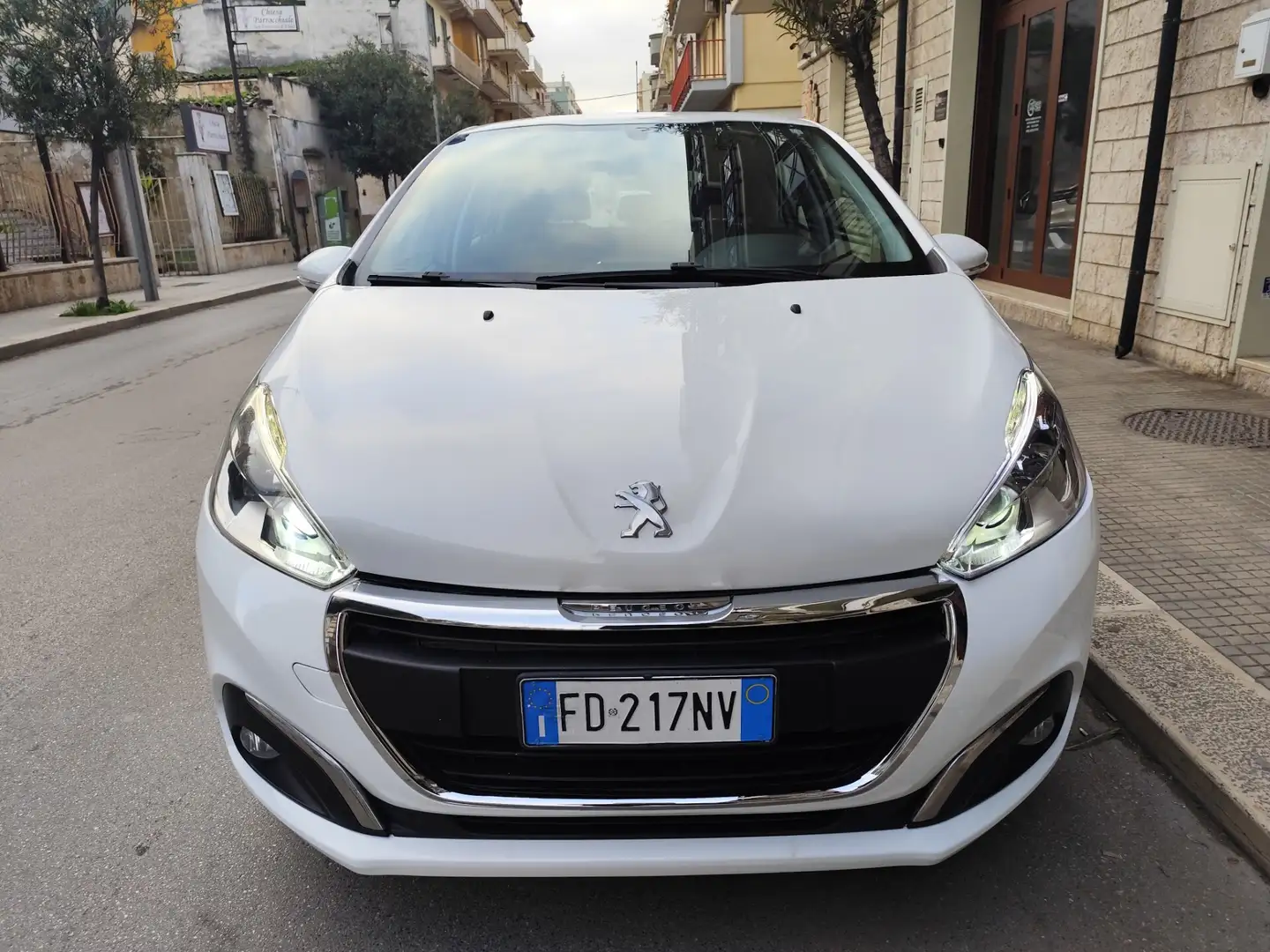 Peugeot 208 BlueHDi 75 5 porte Active Bianco - 2