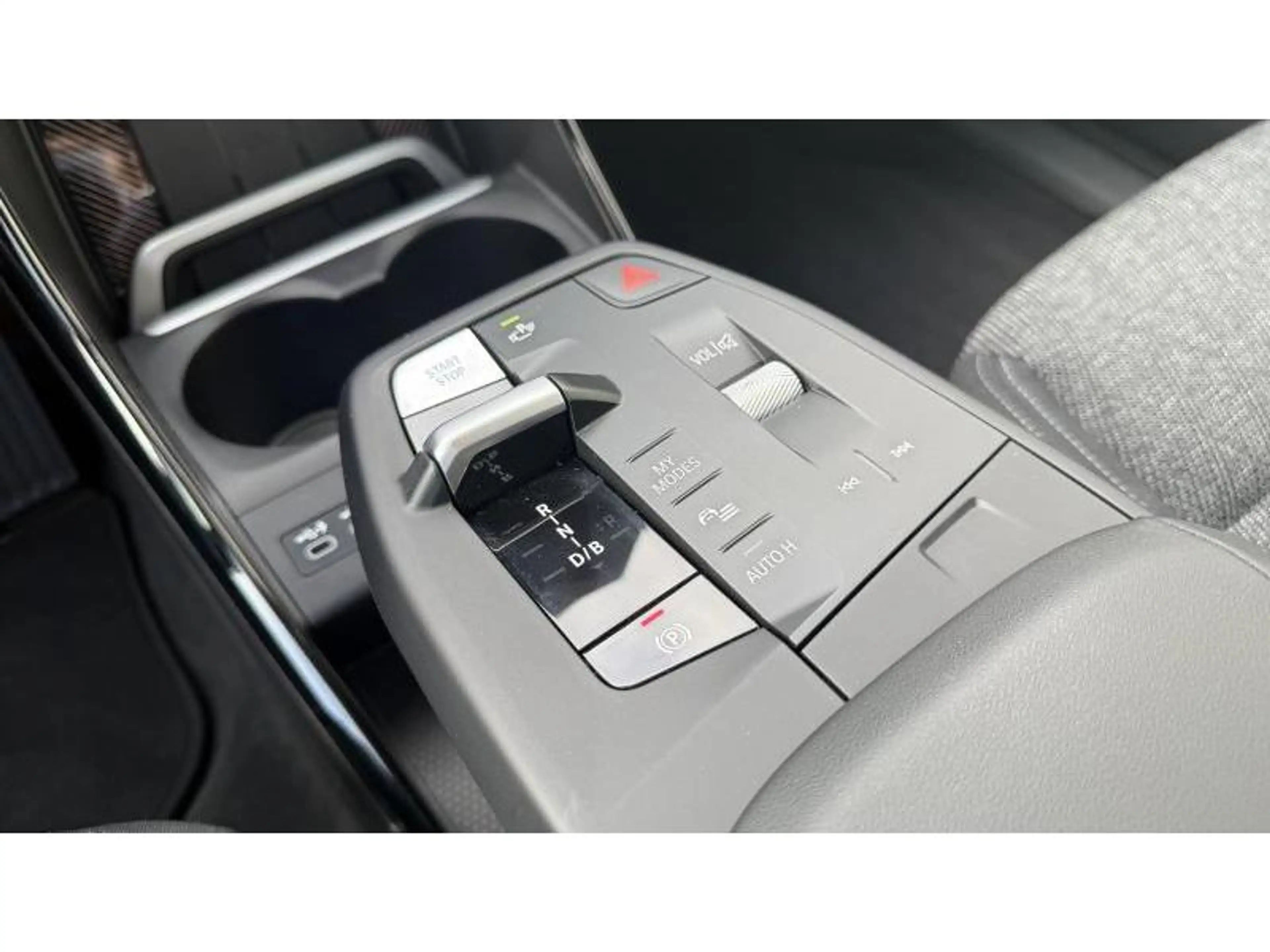 BMW iX1 eDrive 20 Accès Confort Feux LED Adaptatif *TVA* — photo 11