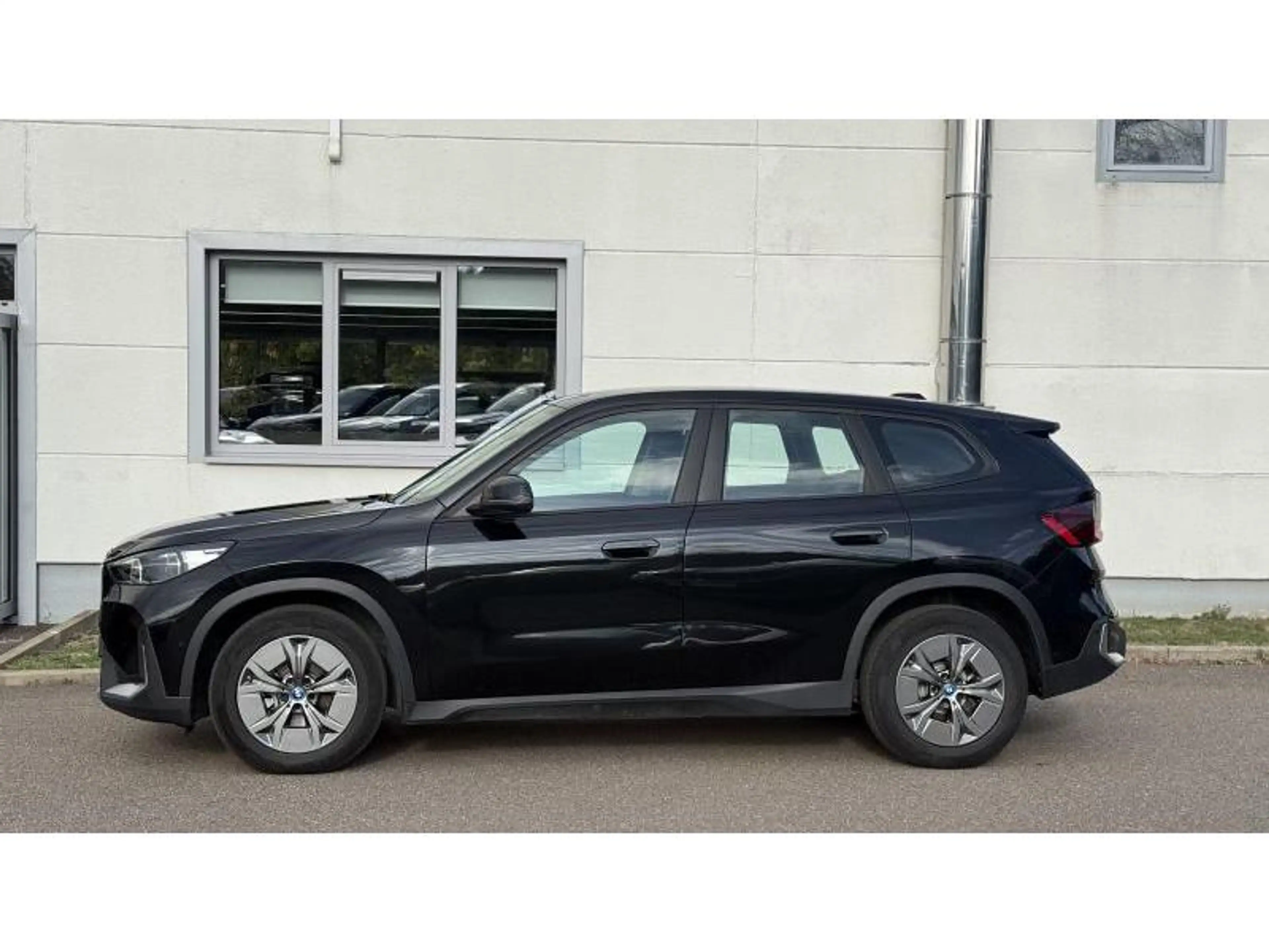 BMW iX1 eDrive 20 Accès Confort Feux LED Adaptatif *TVA* — photo 3