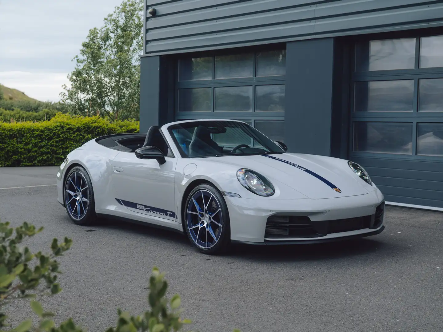 Porsche 992 .2 Carrera T Cabrio | Bose | 18-way | 360° Grijs - 1
