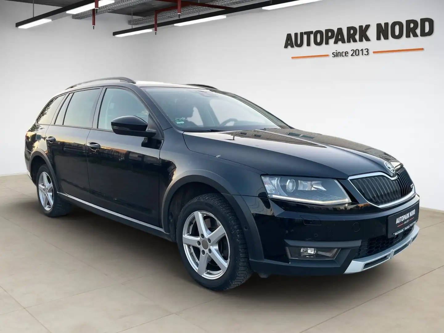 Skoda Octavia 2.0 TDI DSG 4x4 Scout Combi/AHK/PANO/LED Schwarz - 2