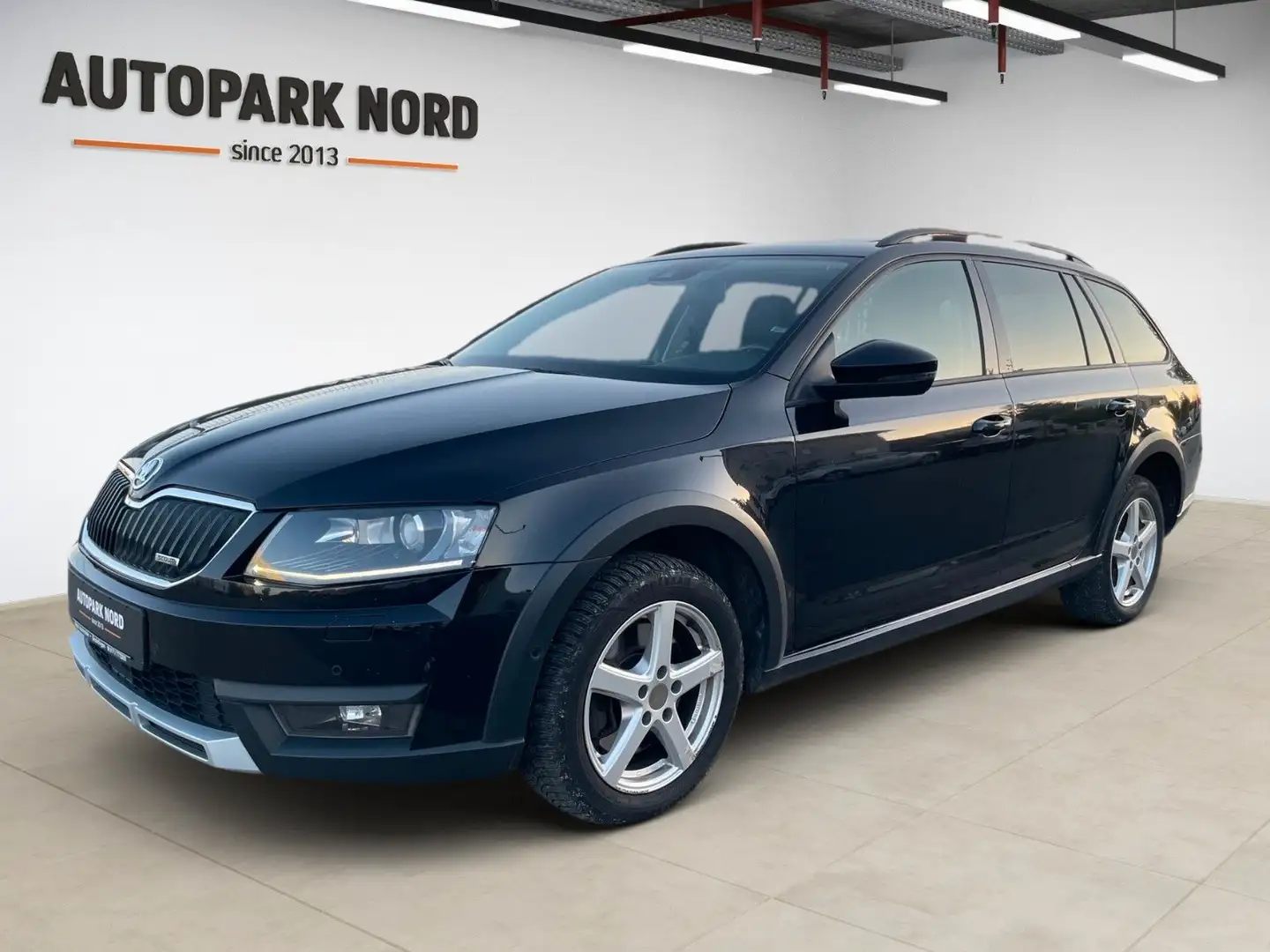 Skoda Octavia 2.0 TDI DSG 4x4 Scout Combi/AHK/PANO/LED Schwarz - 1
