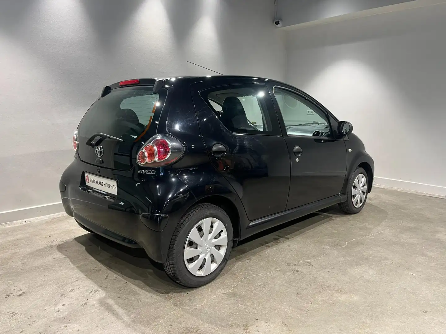 Toyota Aygo 1.0 VVT-i Now Zwart - 2