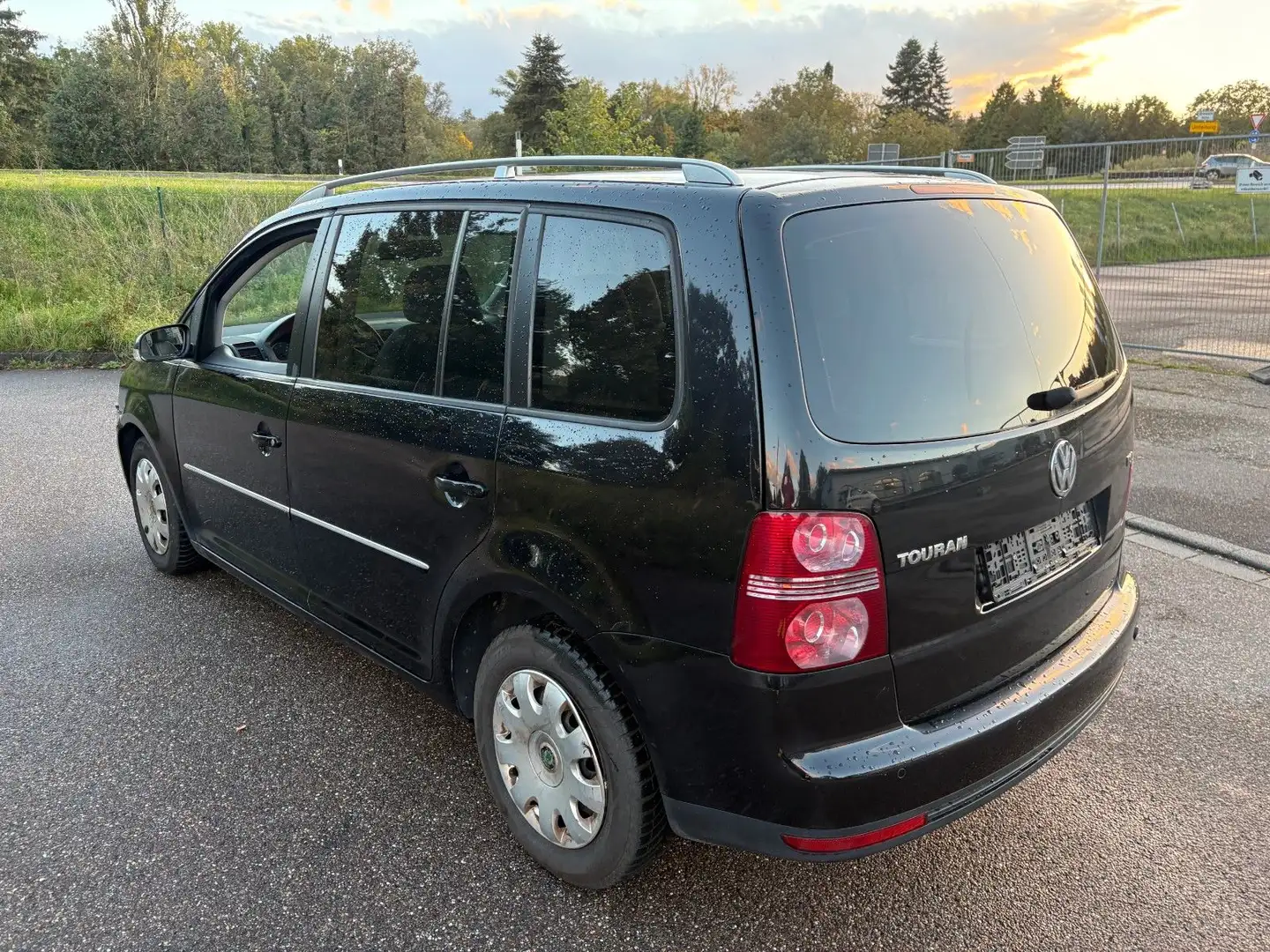 Volkswagen Touran Highline 1,4 Benzin Tüv 02/2027 Klima Schwarz - 2