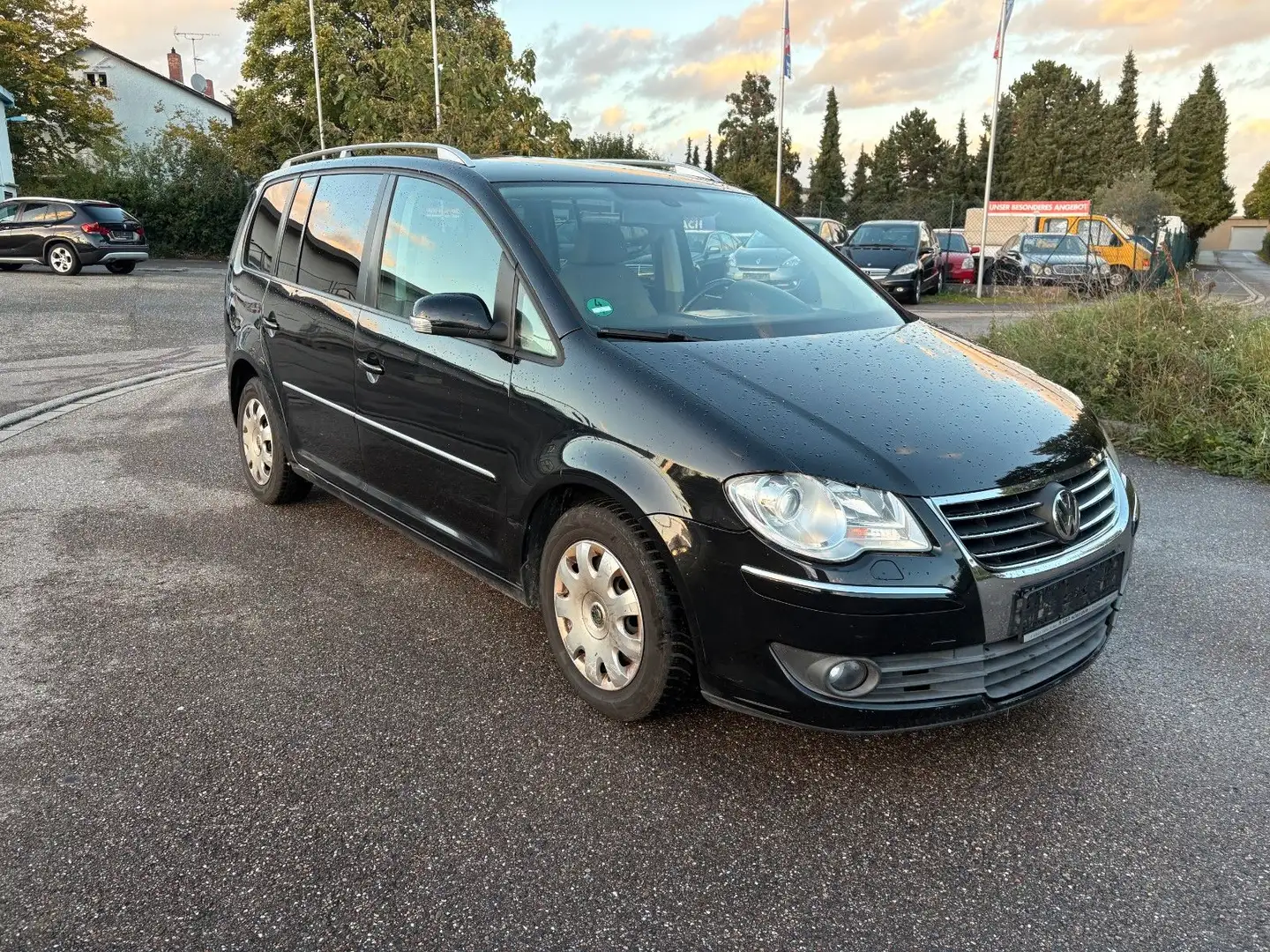 Volkswagen Touran Highline 1,4 Benzin Tüv 02/2027 Klima Schwarz - 1