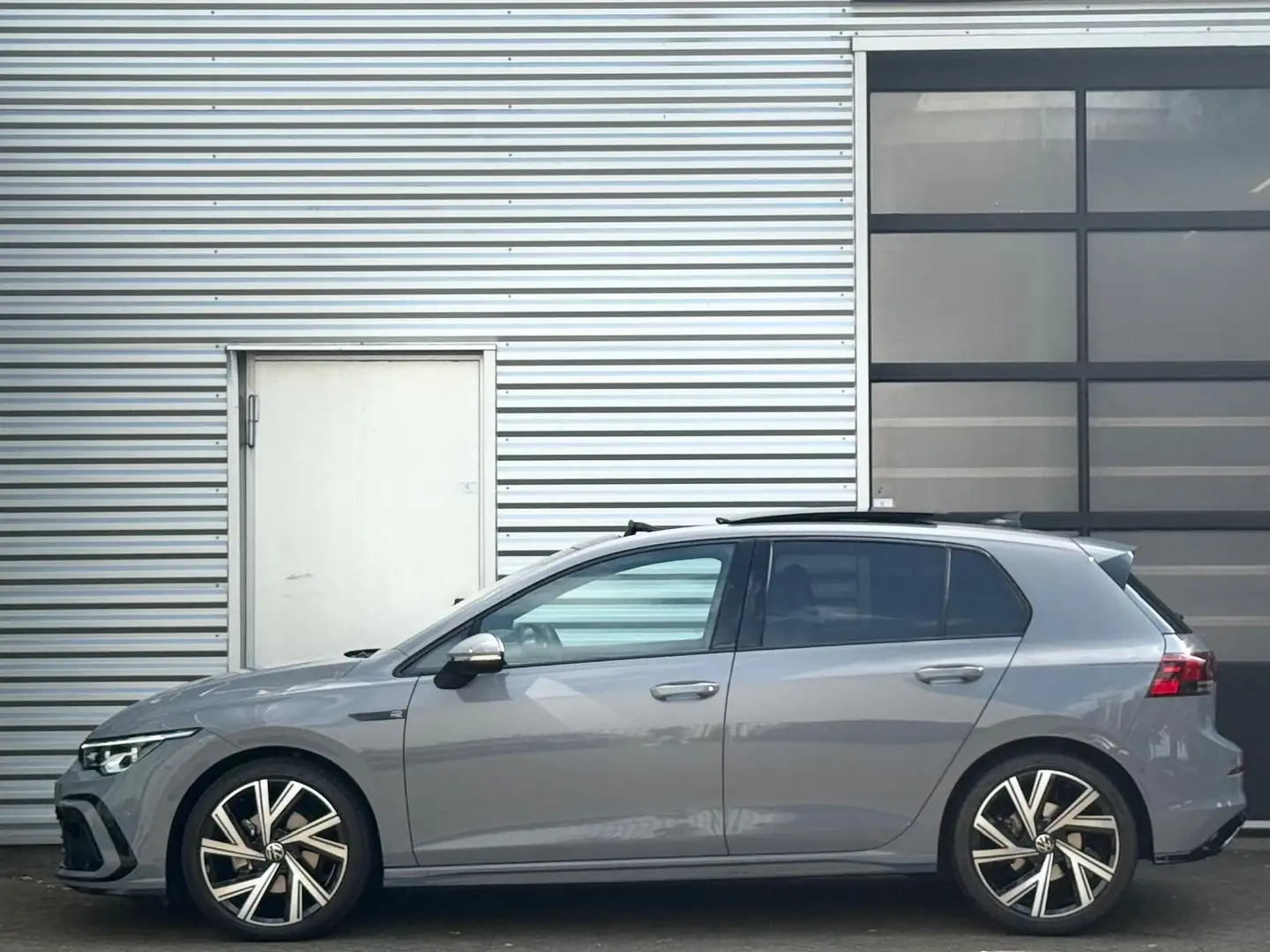 Volkswagen Golf 8 1.5 eTSI 3X R-line|PANO|Navi|Camera|Sfeerverlich Grijs - 2