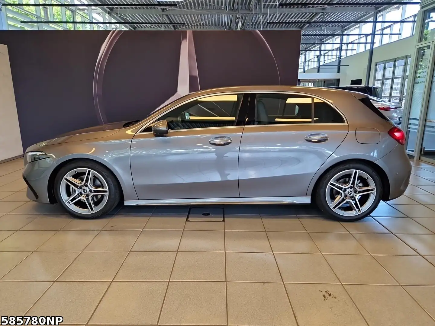 Mercedes-Benz A 180 AMG Premium 360° Carplay Soundsystem LED Grau - 2