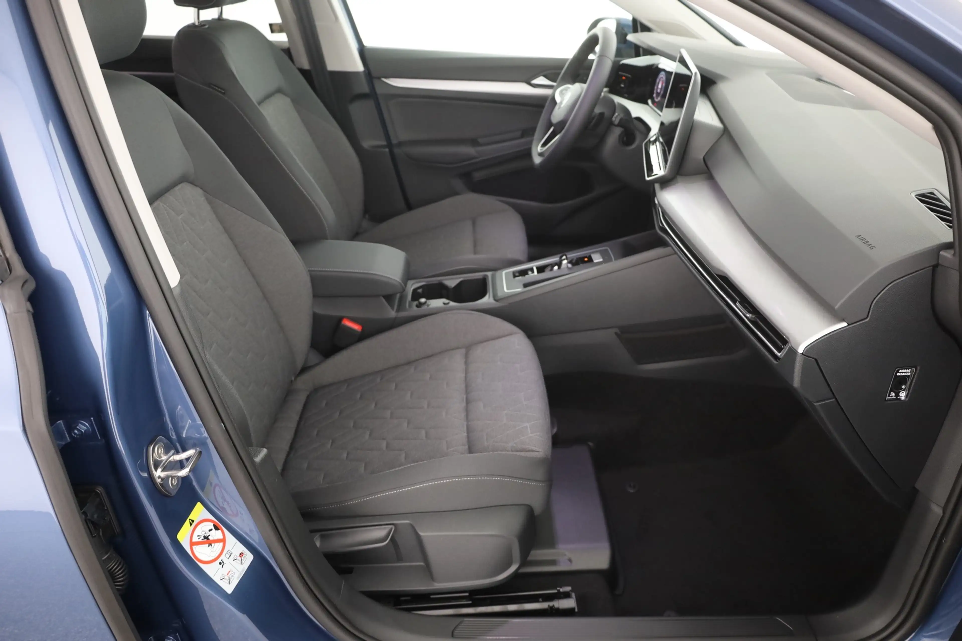 Volkswagen Golf VIII 1.5 eTSI DSG LED ACC Kamera — photo 23