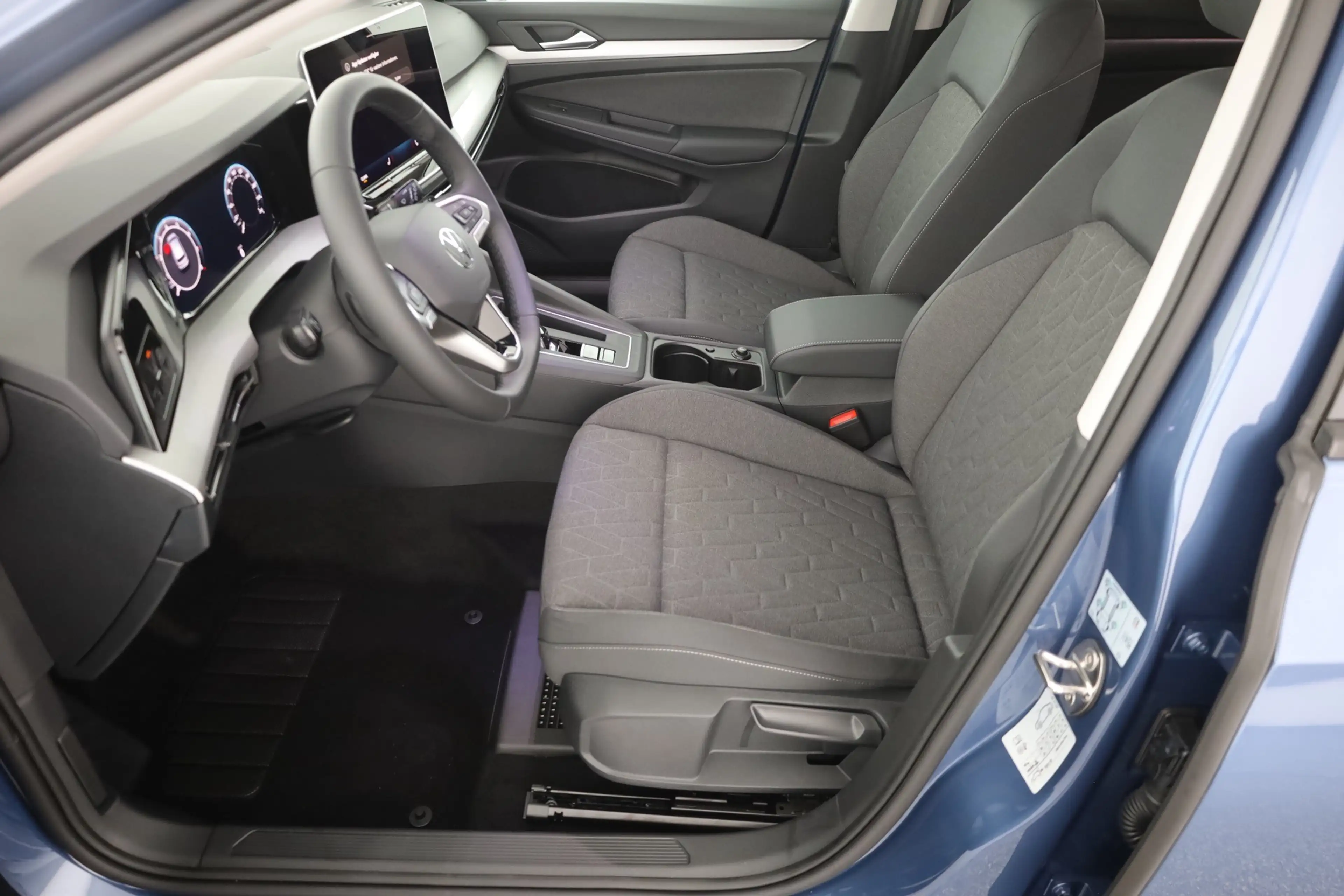 Volkswagen Golf VIII 1.5 eTSI DSG LED ACC Kamera — photo 22