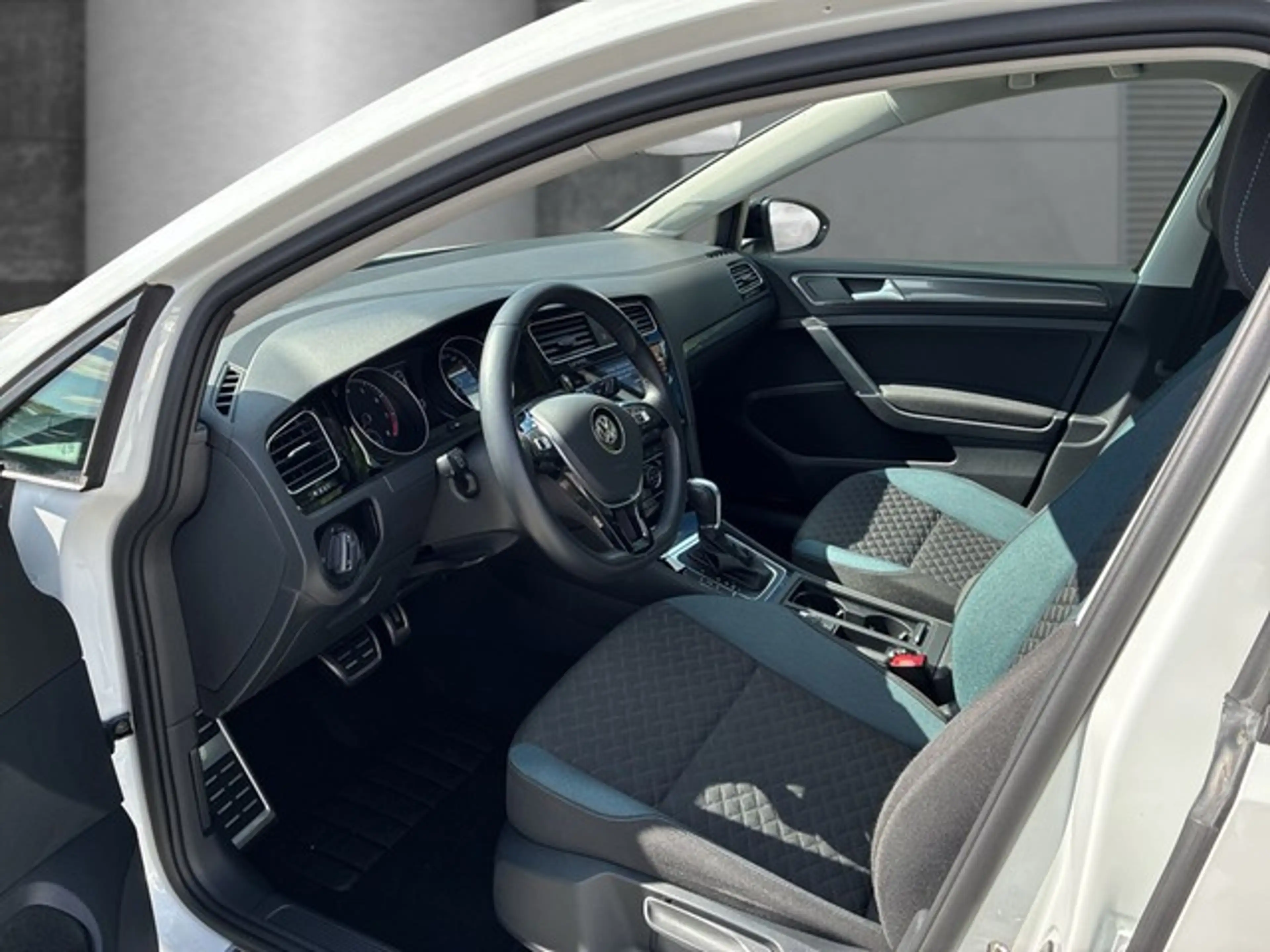 Volkswagen Golf VII Lim. IQ.DRIVE 1.5 TSI DSG*AHK*NAVI* — photo 12
