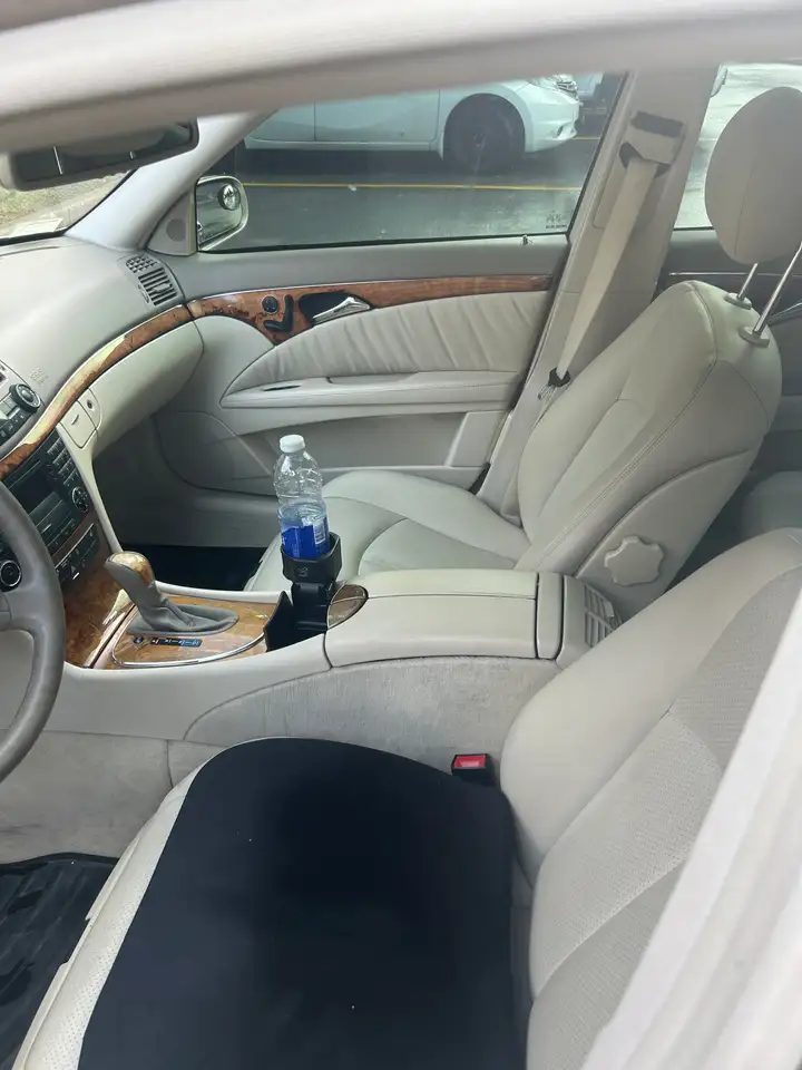 Mercedes-Benz E-Class снимка Mercedes-Benz E-Class