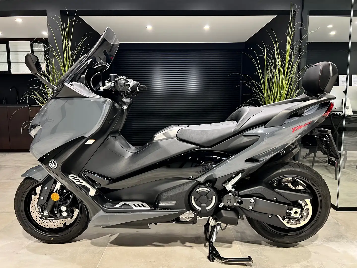 Yamaha TMAX 560 48CV !! TECH MAX !! NEUF !! 463KM !! AKRAPOViC" Grigio - 1