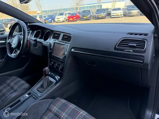 Volkswagen Golf view 13