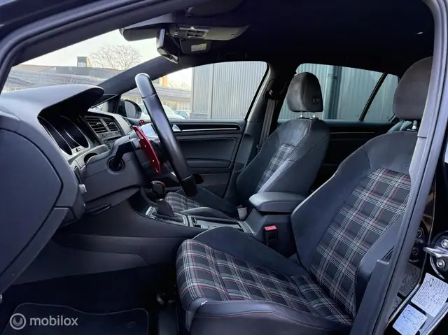 Volkswagen Golf view 4