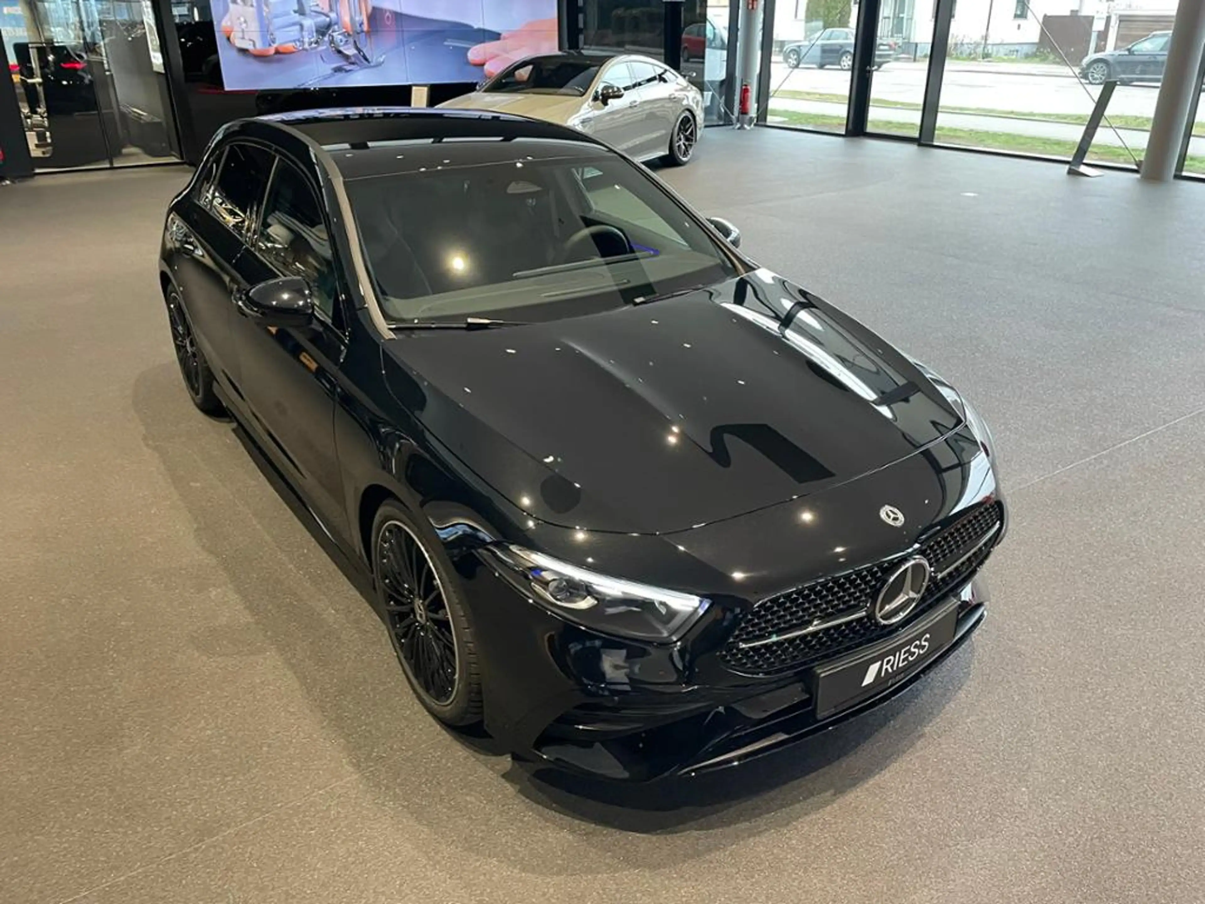Mercedes-Benz A 180 AMG+DISTRONIC+TOTWKL+MULTIBEAM+KEYLESS+360 — photo 9