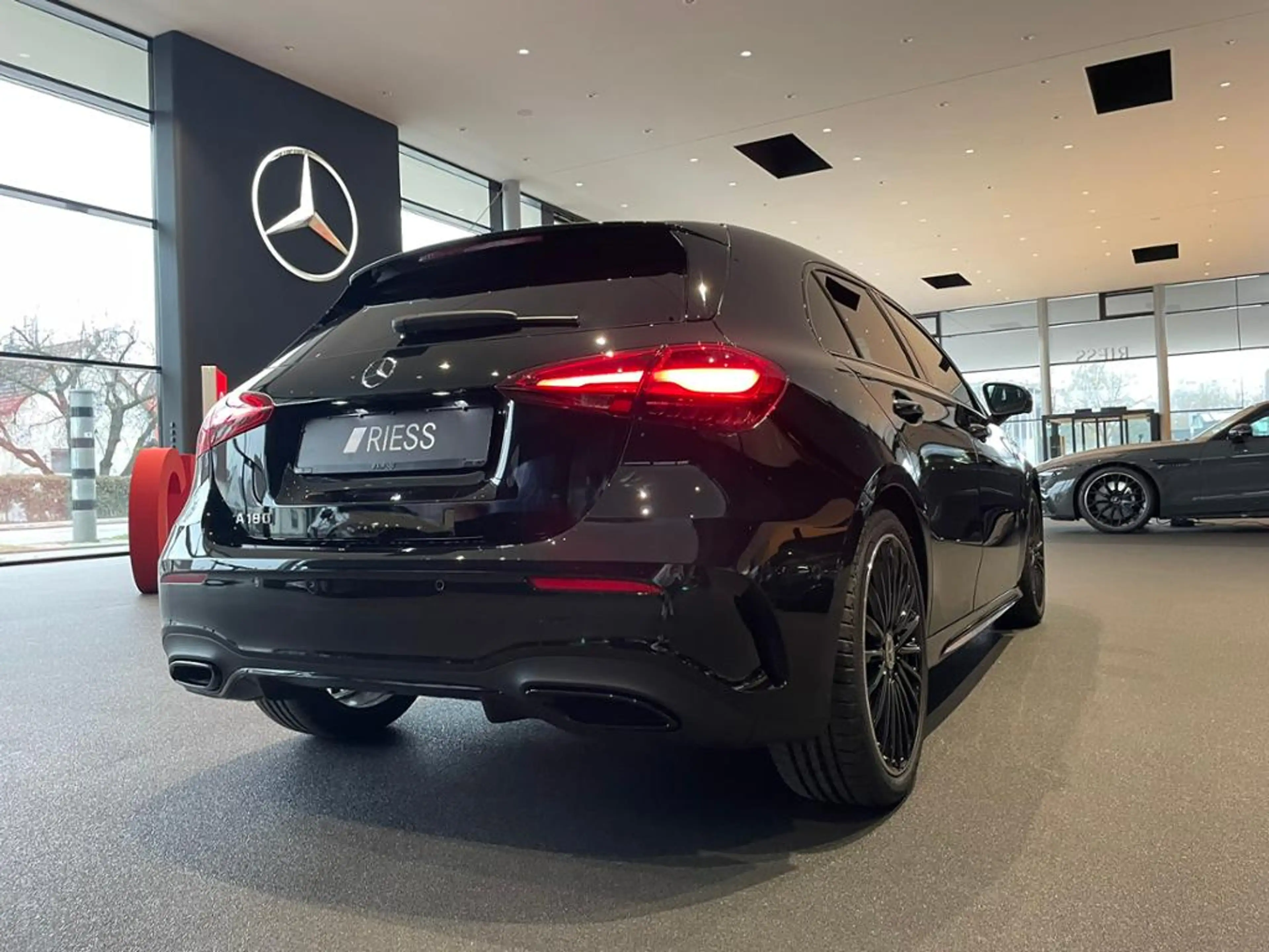 Mercedes-Benz A 180 AMG+DISTRONIC+TOTWKL+MULTIBEAM+KEYLESS+360 — photo 8