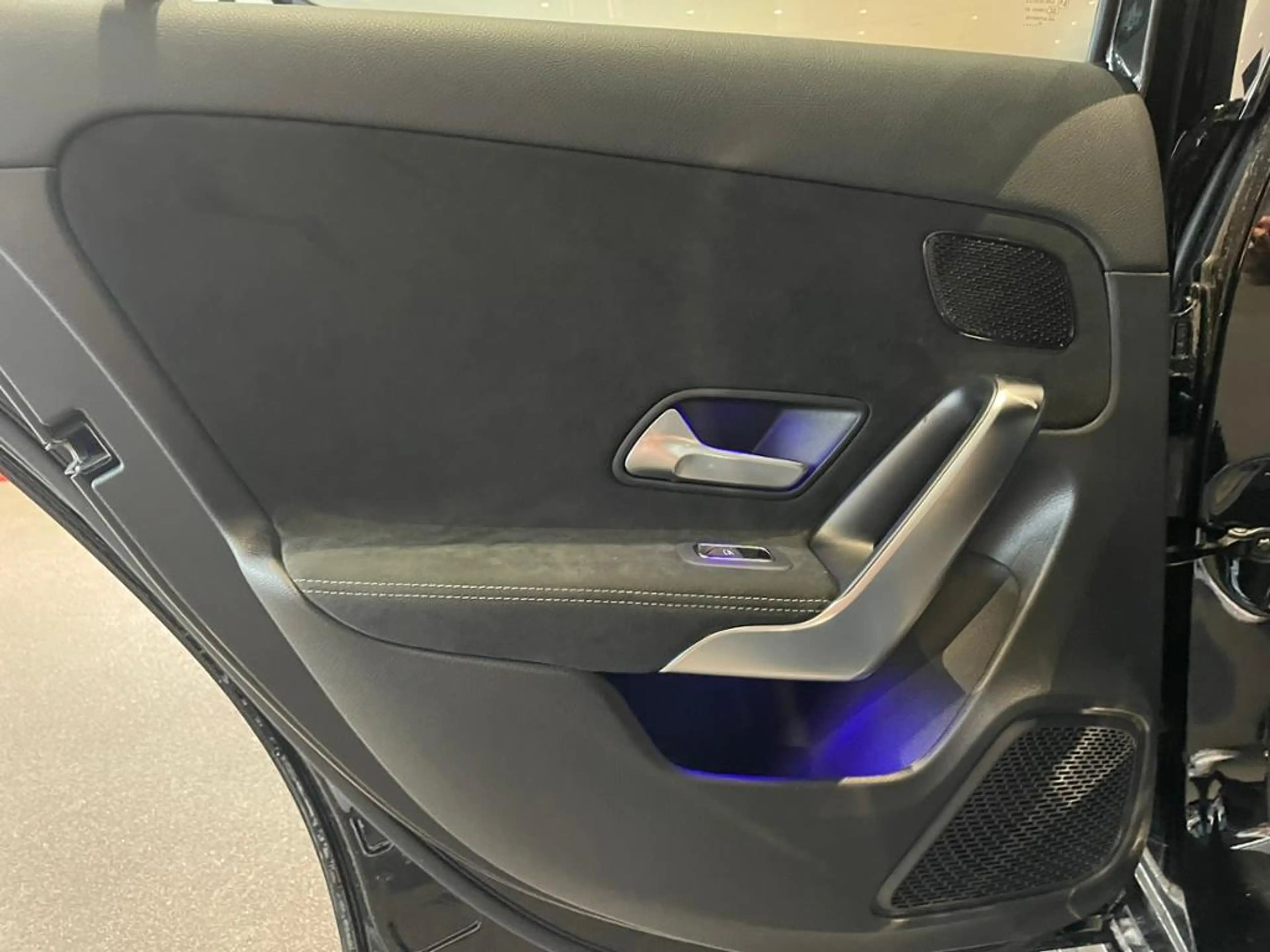 Mercedes-Benz A 180 AMG+DISTRONIC+TOTWKL+MULTIBEAM+KEYLESS+360 — photo 6