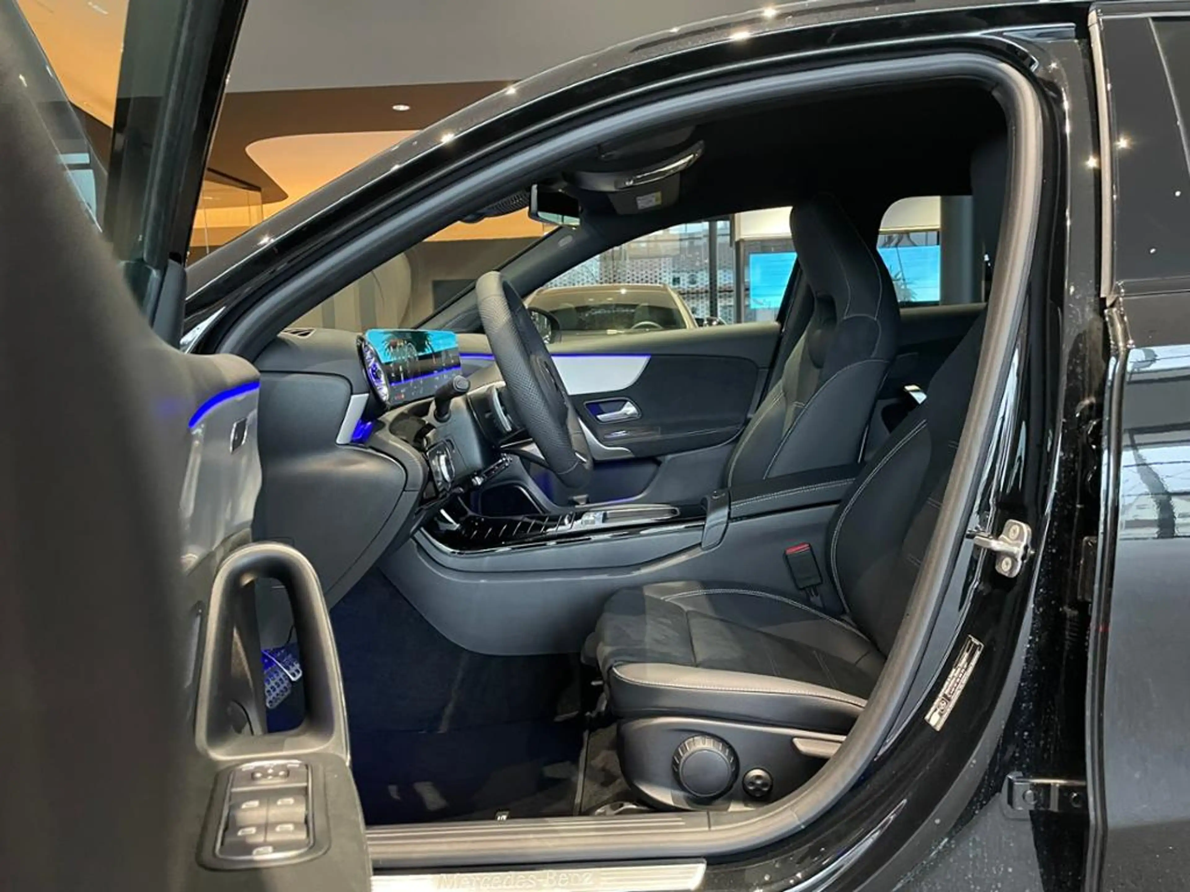 Mercedes-Benz A 180 AMG+DISTRONIC+TOTWKL+MULTIBEAM+KEYLESS+360 — photo 3