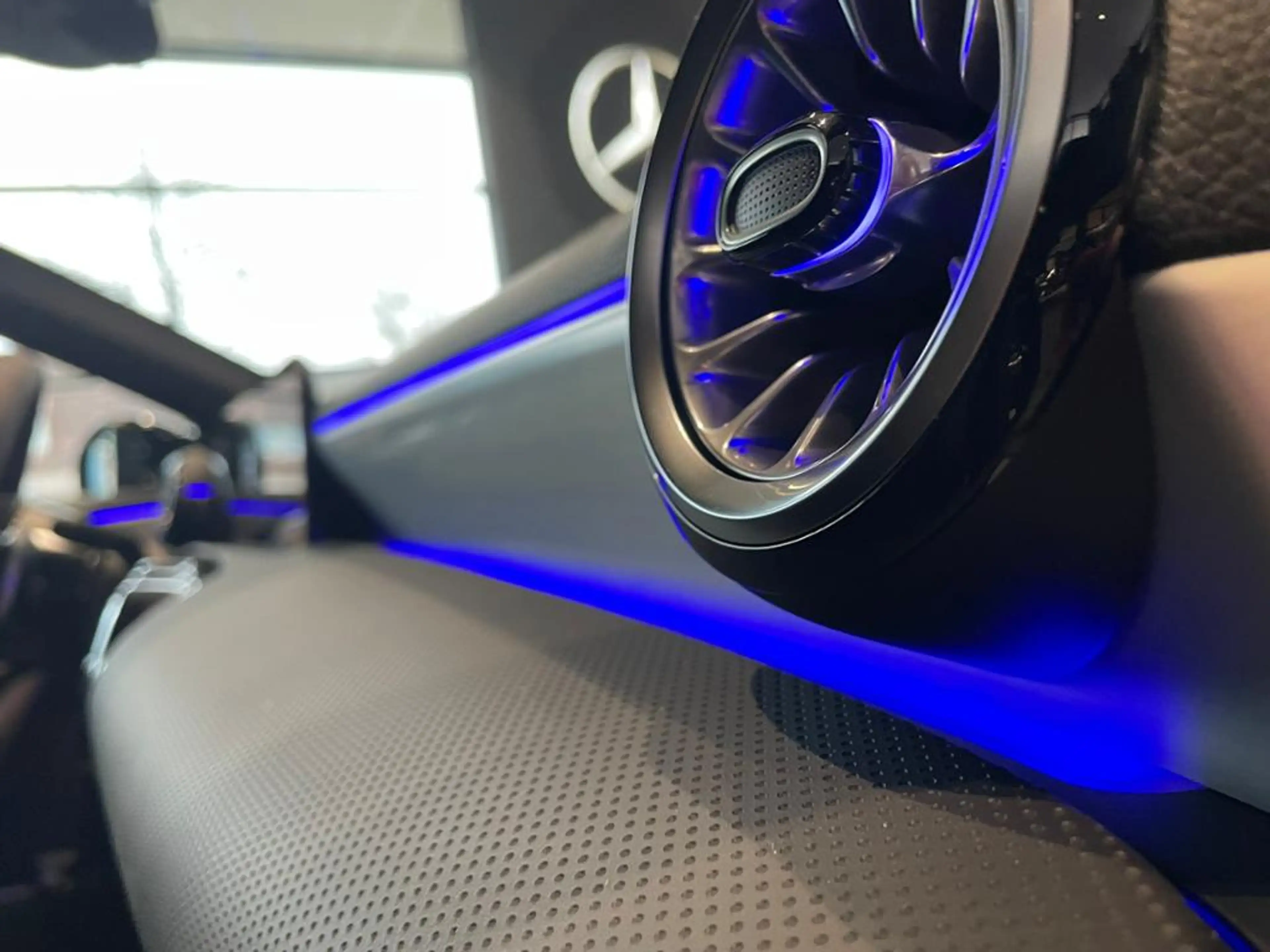 Mercedes-Benz A 180 AMG+DISTRONIC+TOTWKL+MULTIBEAM+KEYLESS+360 — photo 12