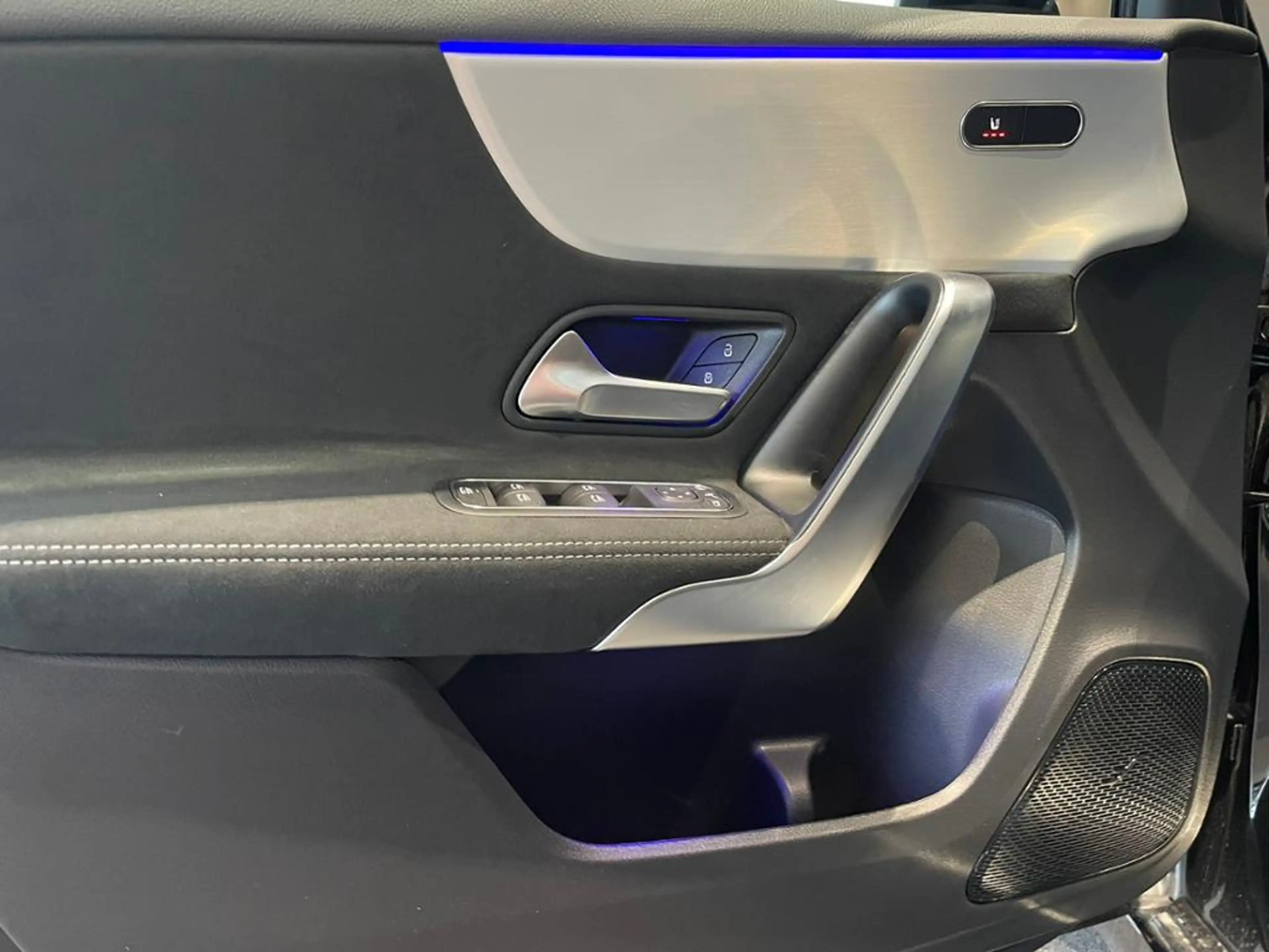 Mercedes-Benz A 180 AMG+DISTRONIC+TOTWKL+MULTIBEAM+KEYLESS+360 — photo 4