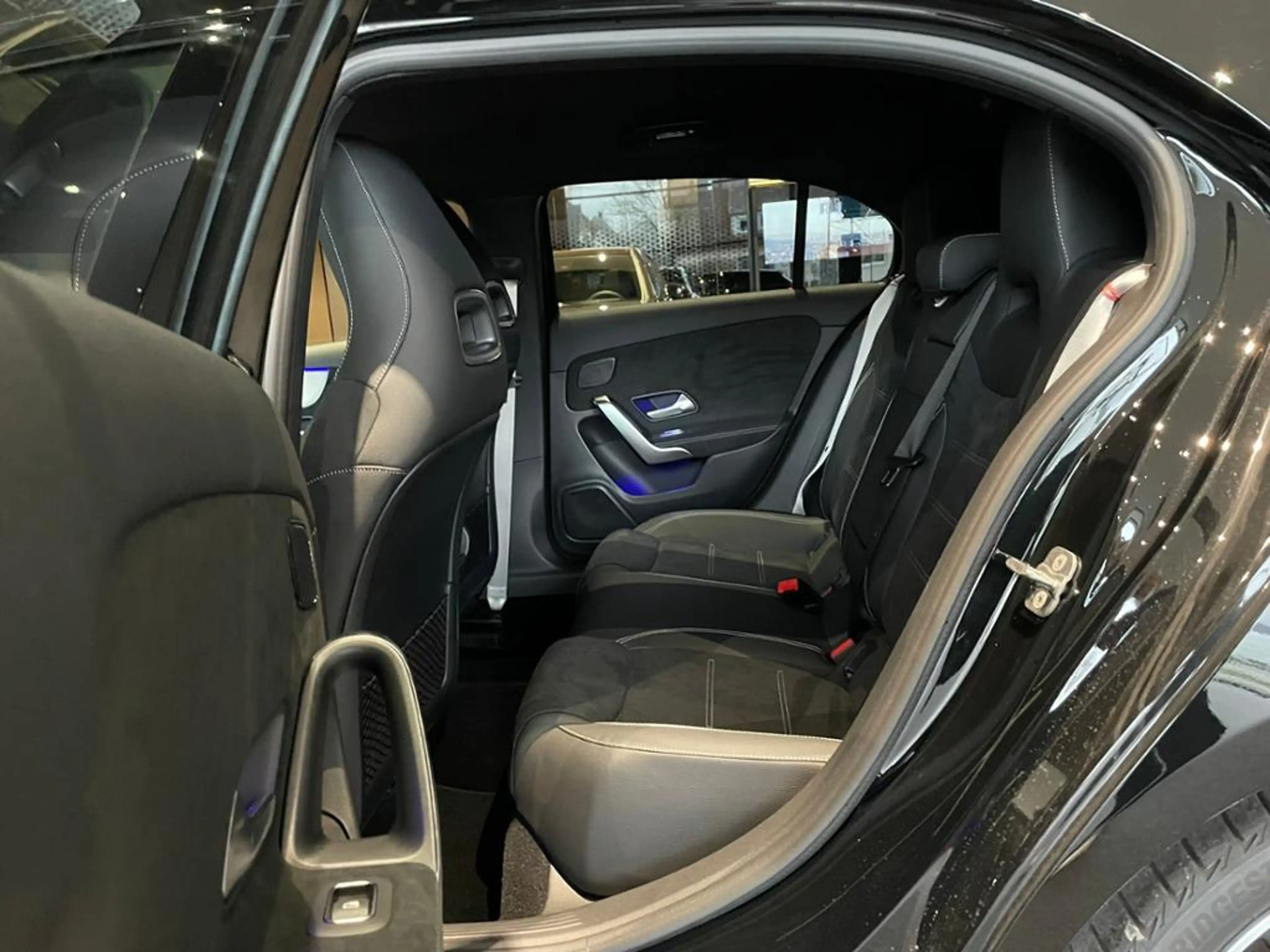 Mercedes-Benz A 180 AMG+DISTRONIC+TOTWKL+MULTIBEAM+KEYLESS+360 — photo 5
