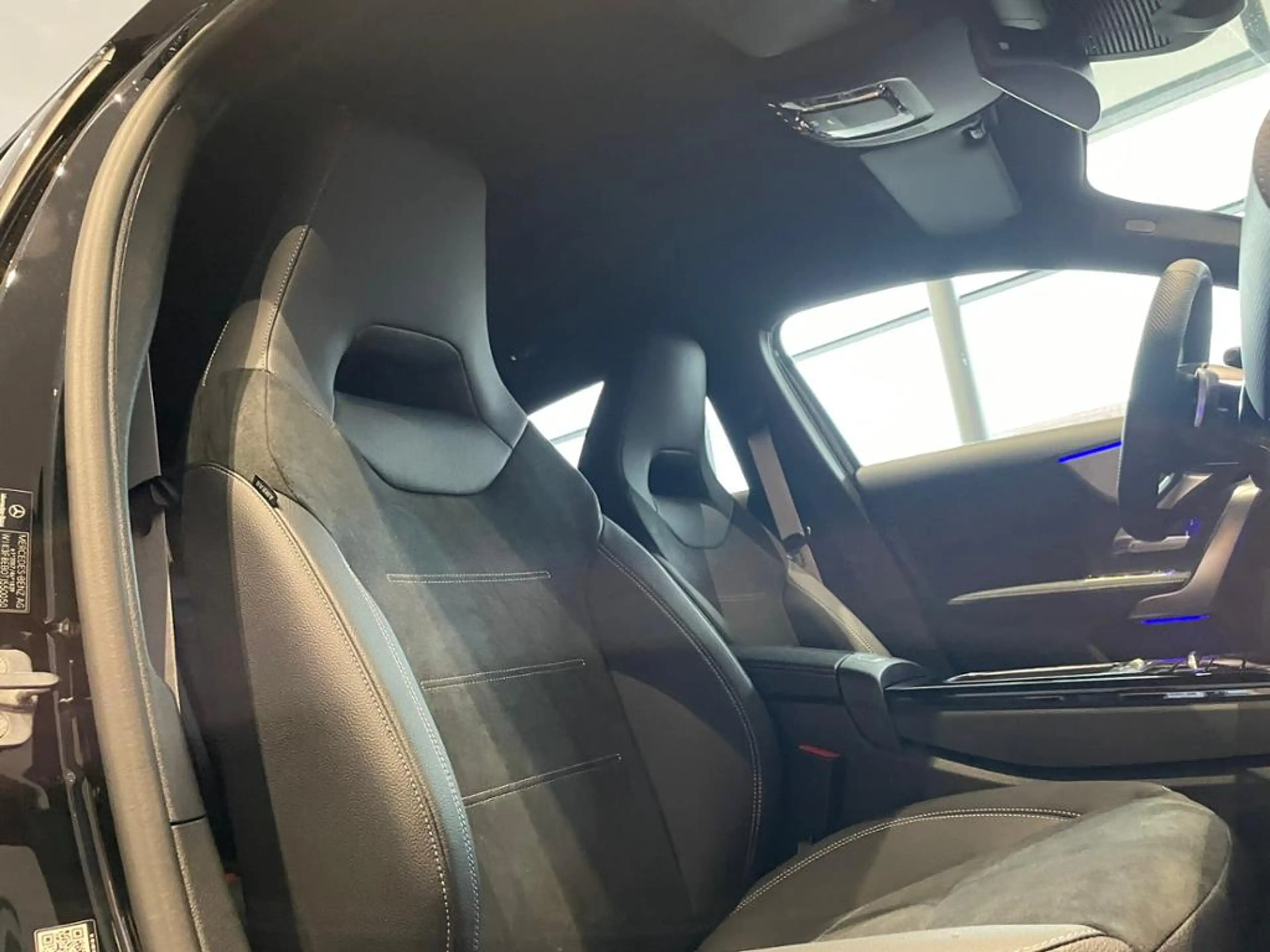 Mercedes-Benz A 180 AMG+DISTRONIC+TOTWKL+MULTIBEAM+KEYLESS+360 — photo 11