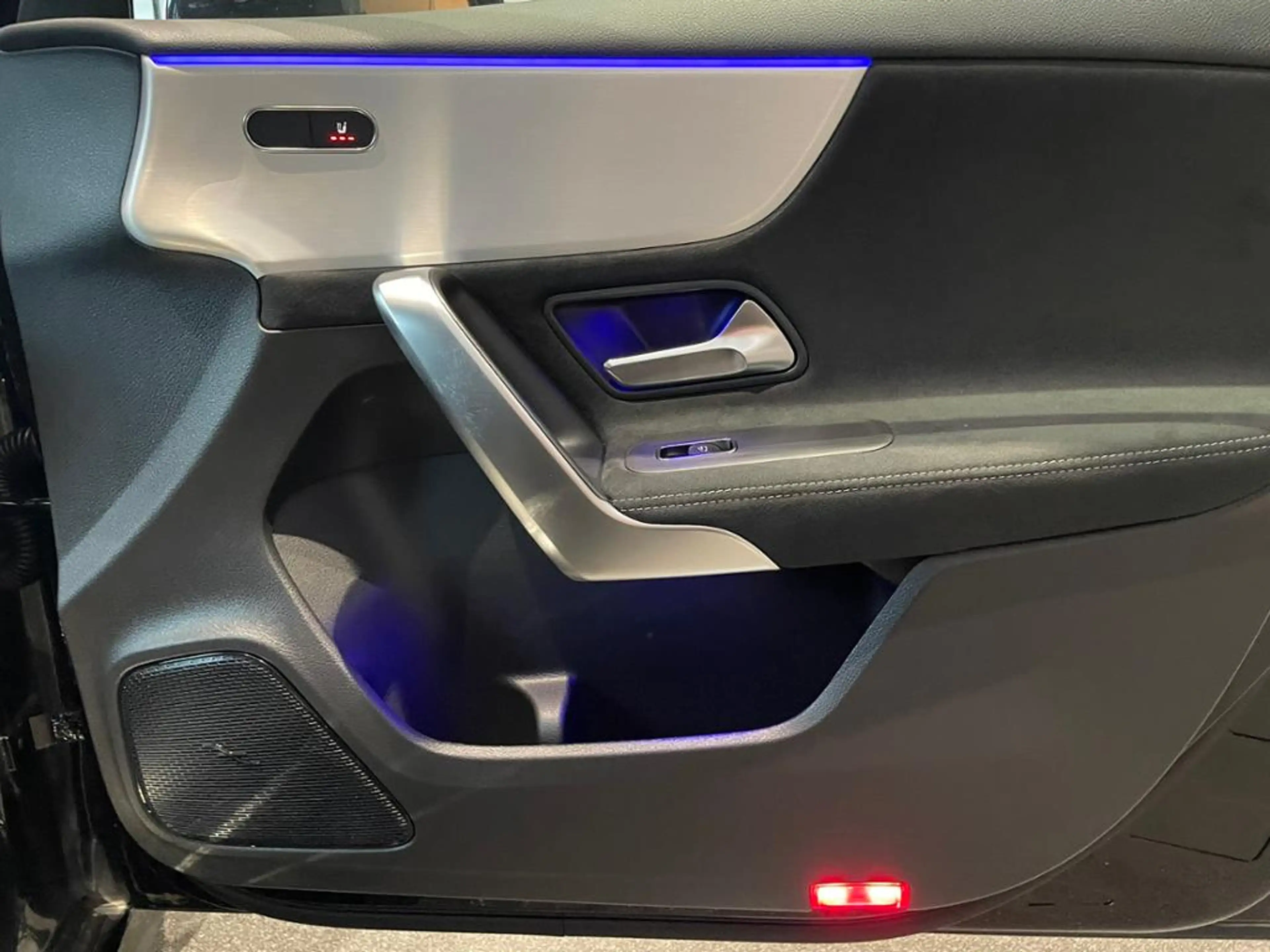 Mercedes-Benz A 180 AMG+DISTRONIC+TOTWKL+MULTIBEAM+KEYLESS+360 — photo 13