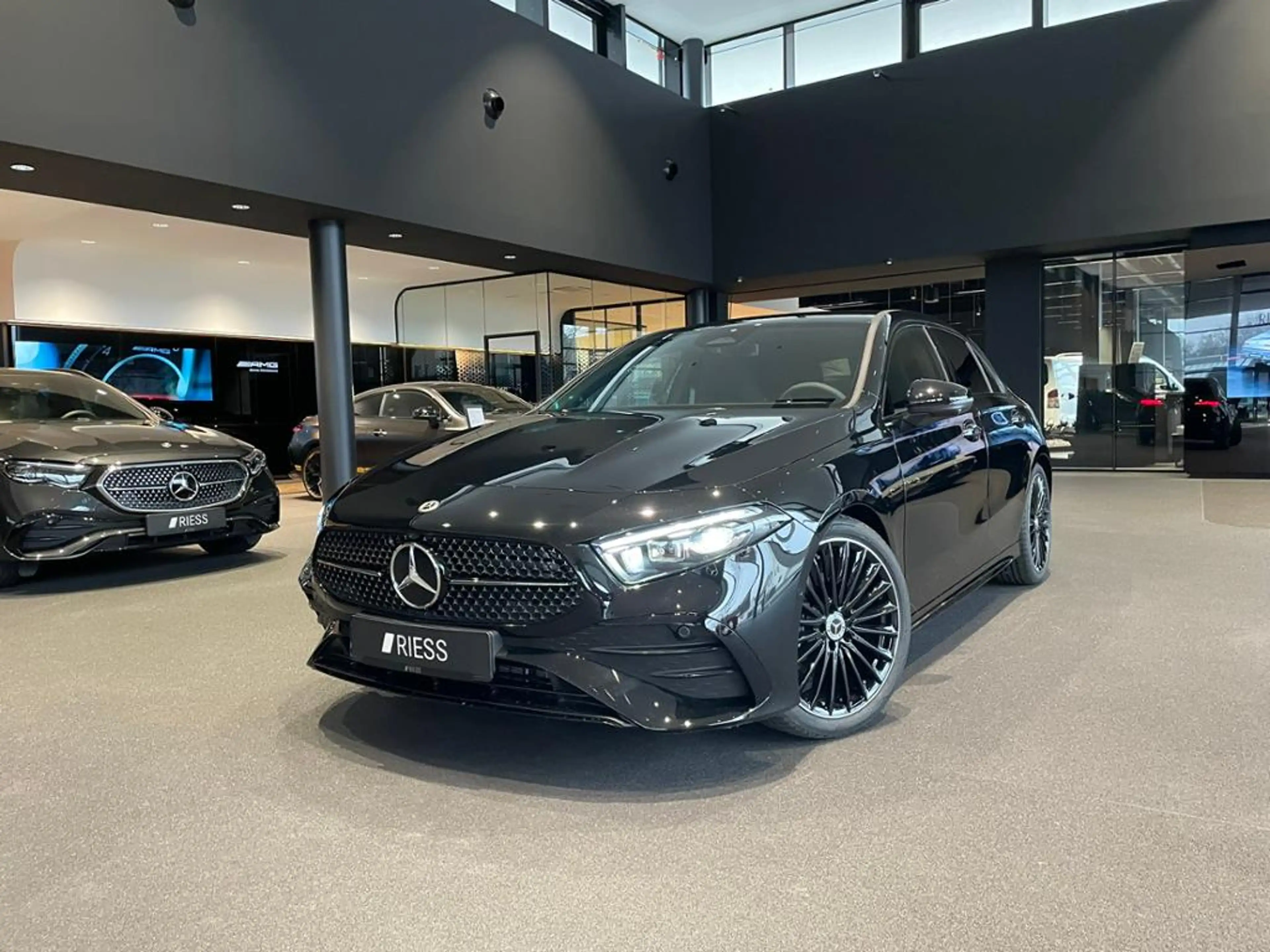 Mercedes-Benz A 180 AMG+DISTRONIC+TOTWKL+MULTIBEAM+KEYLESS+360 — photo 2
