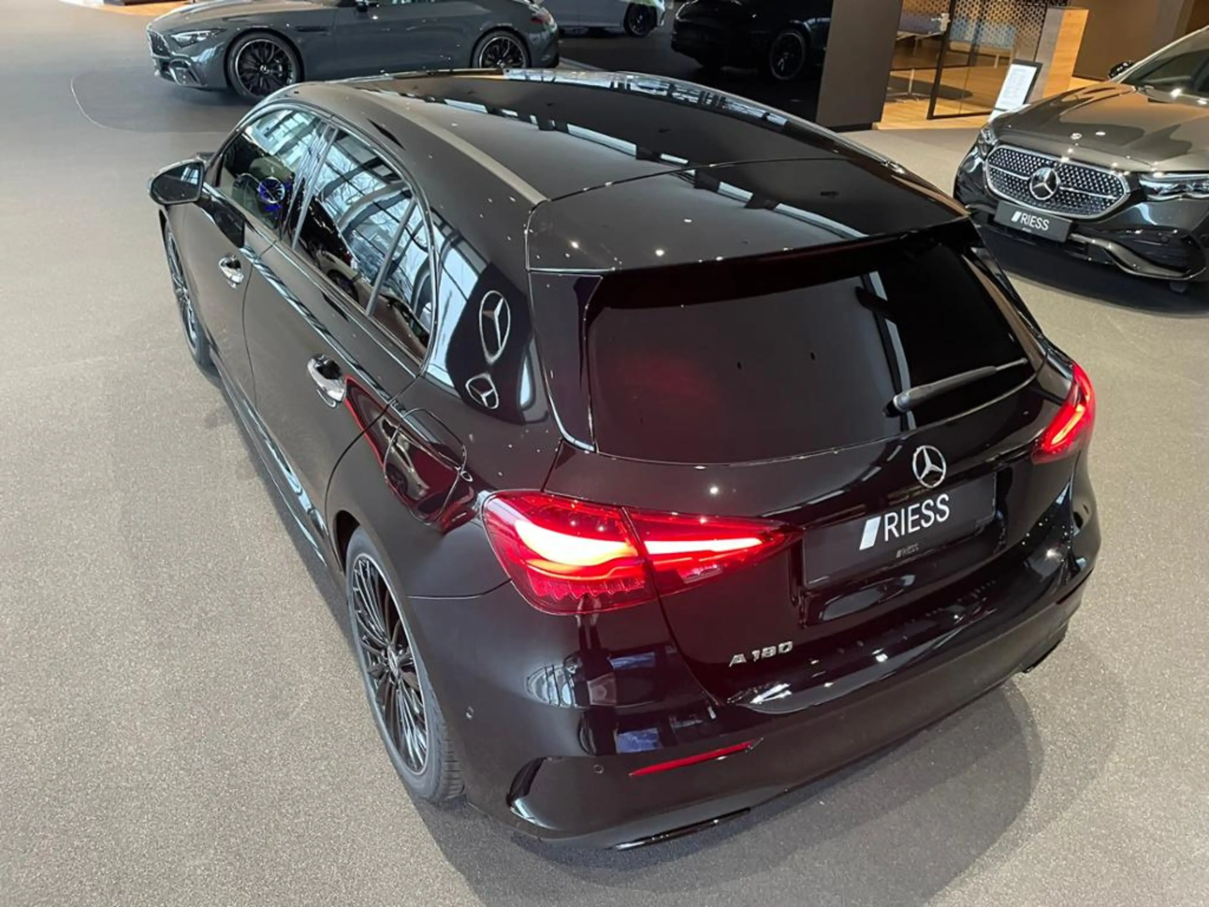 Mercedes-Benz A 180 AMG+DISTRONIC+TOTWKL+MULTIBEAM+KEYLESS+360 — photo 7