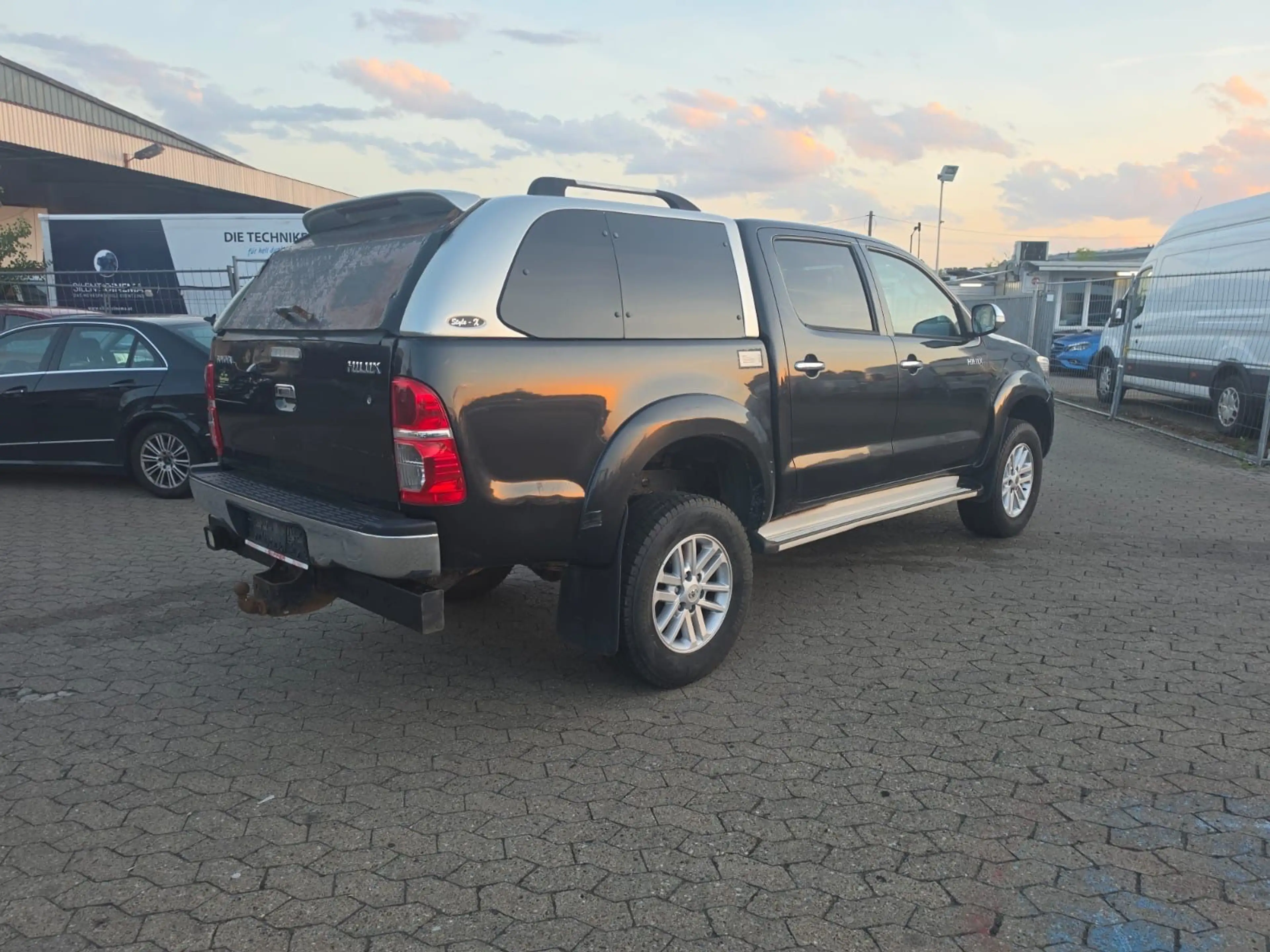 Toyota Hilux 3.0 Liter — photo 9