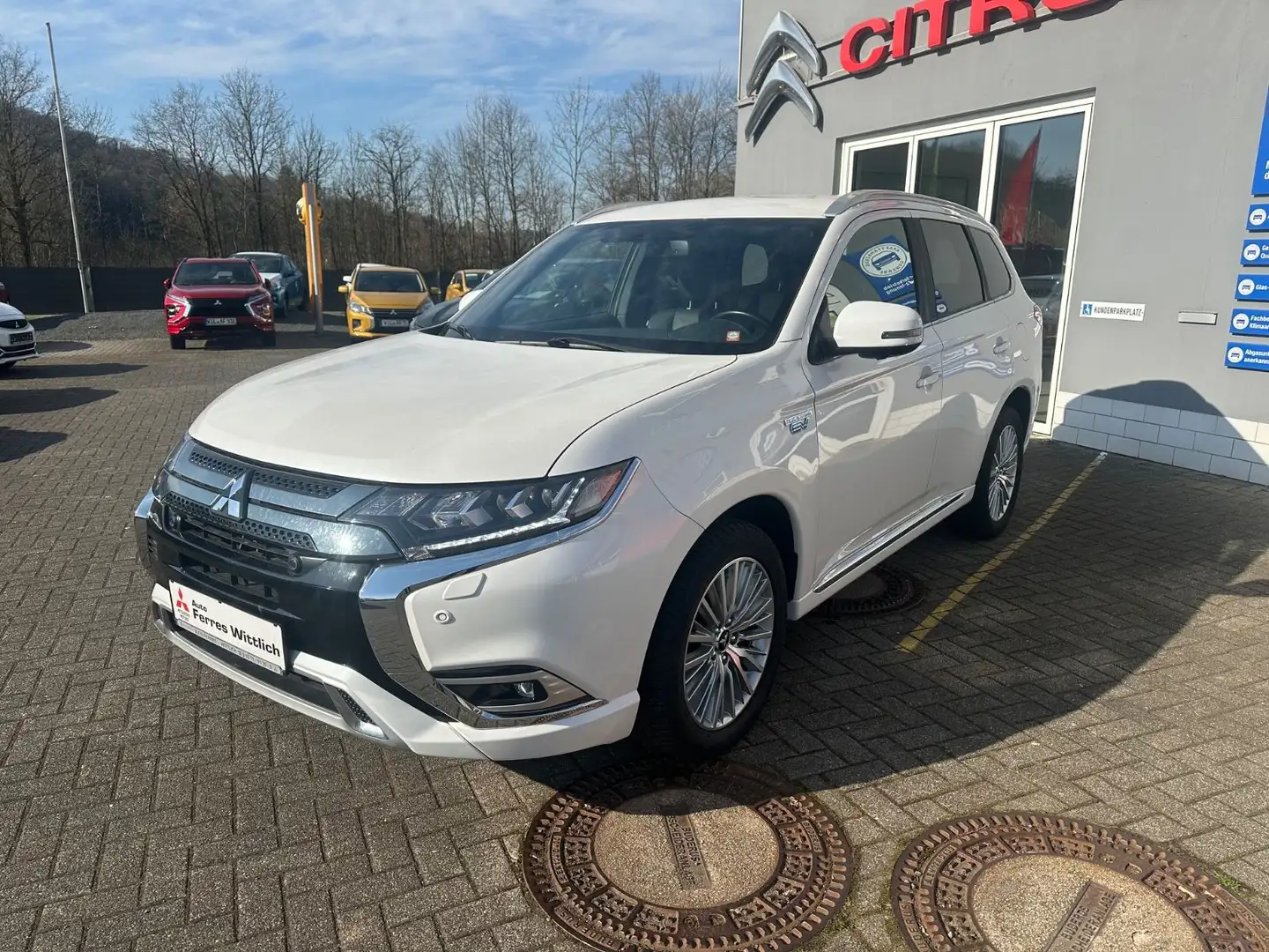 Mitsubishi Outlander PHEV Plus Spirit 4WD Weiß - 1