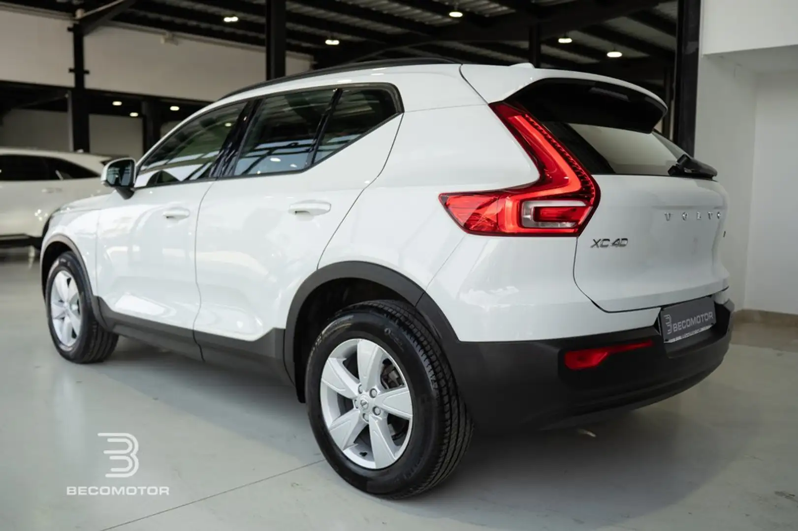 Volvo XC40 T2 Essential Aut. Blanco - 2