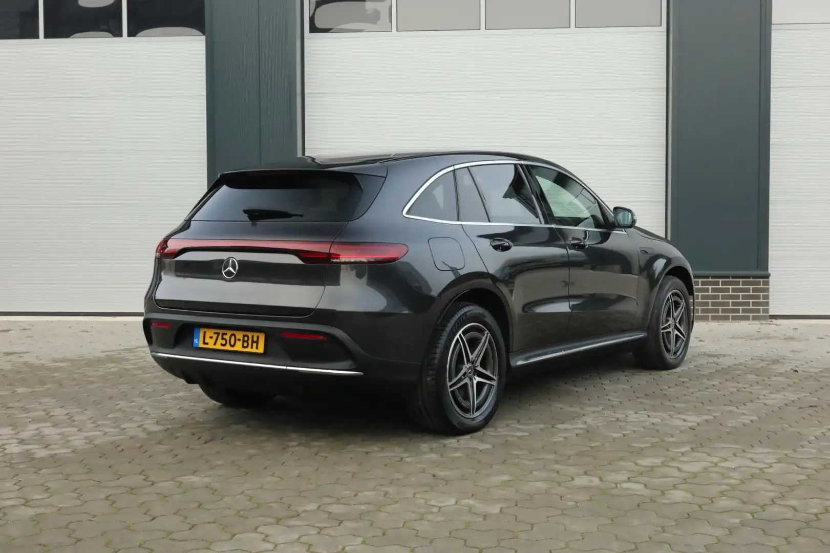 Mercedes-Benz EQC 400 4MATIC Premium Plus 80 kWh AMG Sfeer Adaptief 360 Grijs - 2